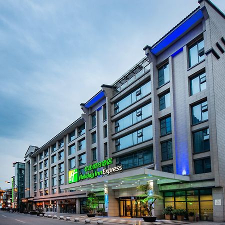 Holiday Inn Express Dujiangyan Ancient City Exterior foto