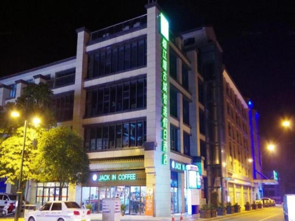 Holiday Inn Express Dujiangyan Ancient City Exterior foto