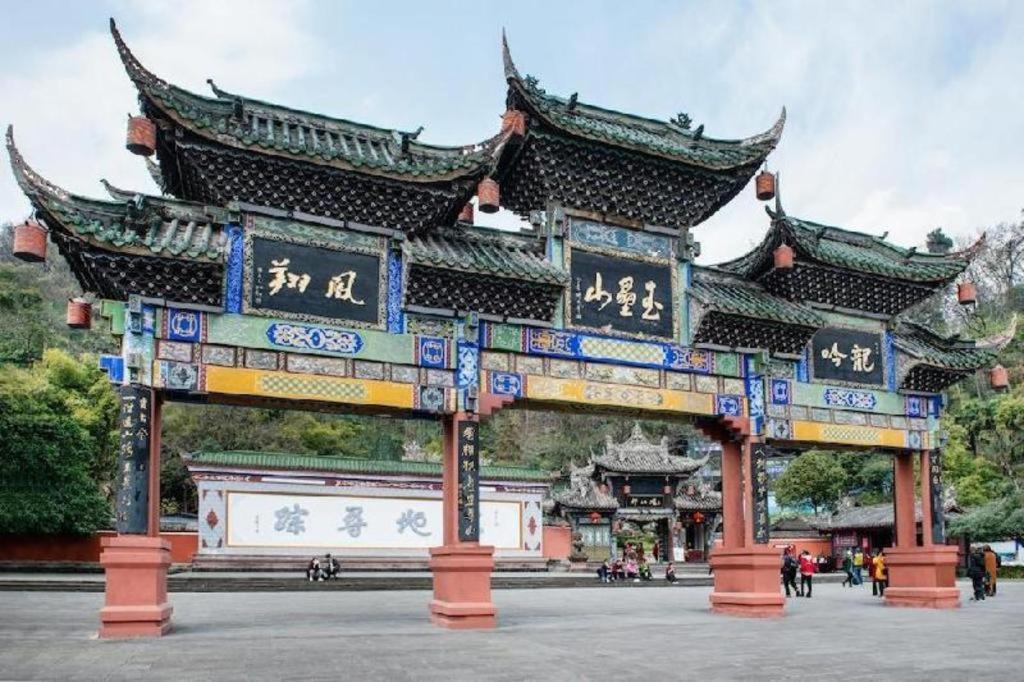 Holiday Inn Express Dujiangyan Ancient City Exterior foto