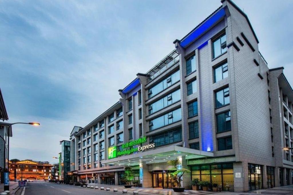 Holiday Inn Express Dujiangyan Ancient City Exterior foto